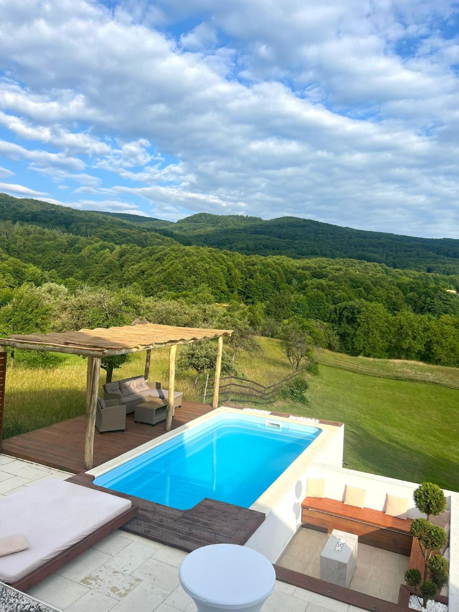Le Chalet M - Cabana Cu O Panorama De Poveste. Surdesti  Exteriör bild