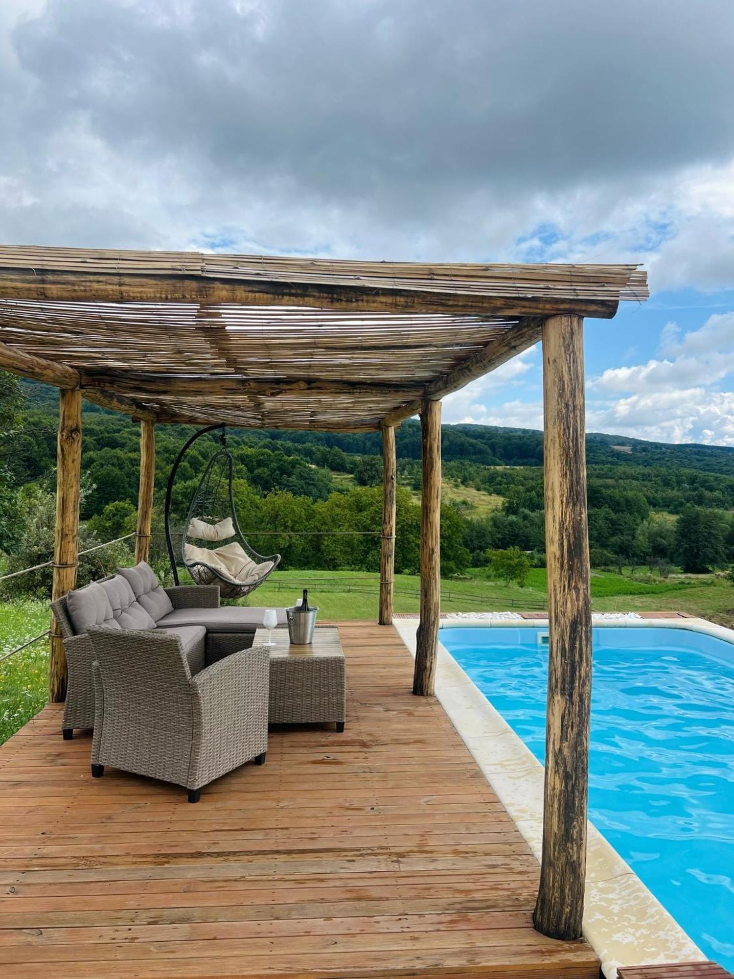 Le Chalet M - Cabana Cu O Panorama De Poveste. Surdesti  Exteriör bild