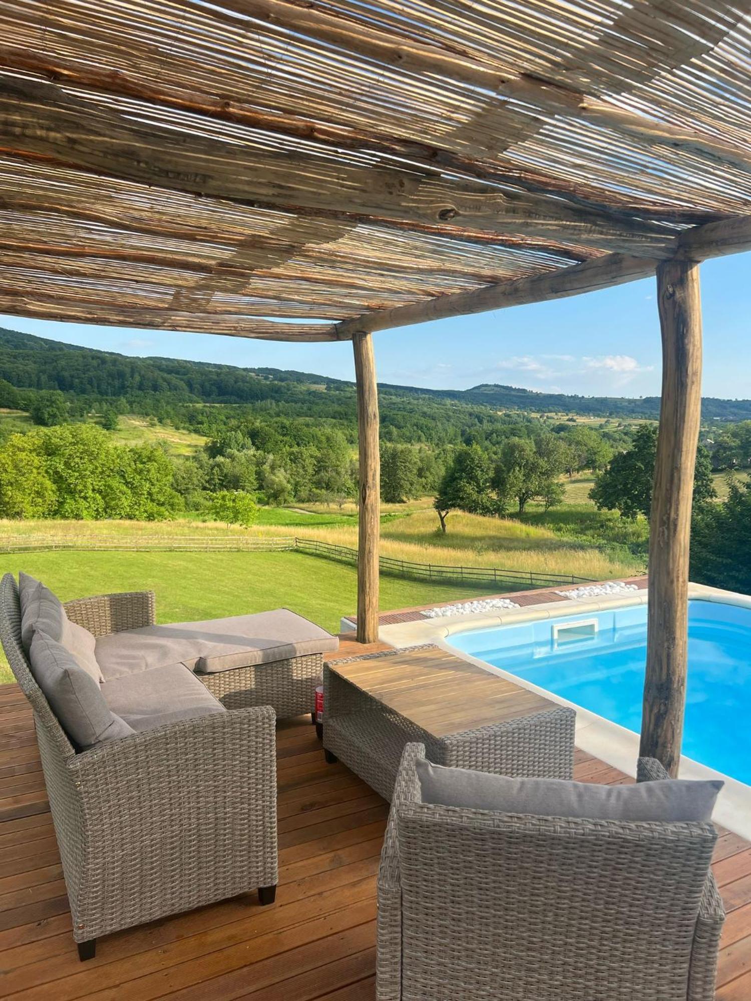 Le Chalet M - Cabana Cu O Panorama De Poveste. Surdesti  Exteriör bild