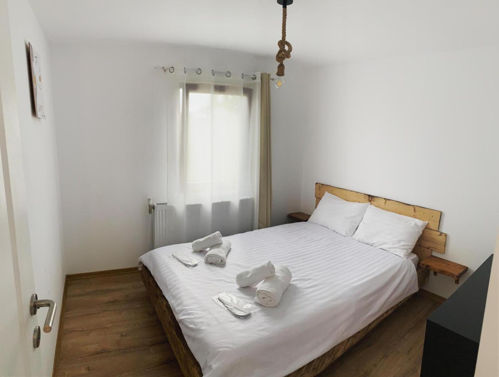 Le Chalet M - Cabana Cu O Panorama De Poveste. Surdesti  Exteriör bild